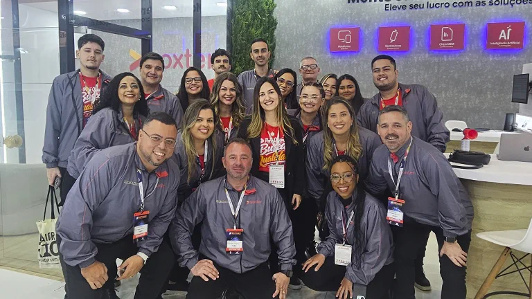 Equipe da Voxter reunida no estande da EXPOSEC