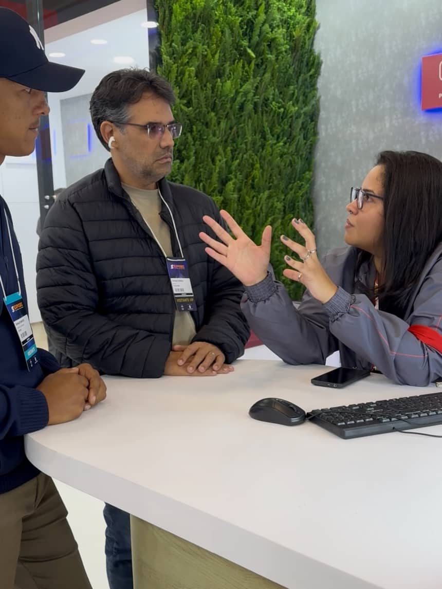 Atendimento consultivo no estande Voxter